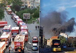V Libni zasahovali pražští hasiči u rozsáhlého požáru pneumatik.