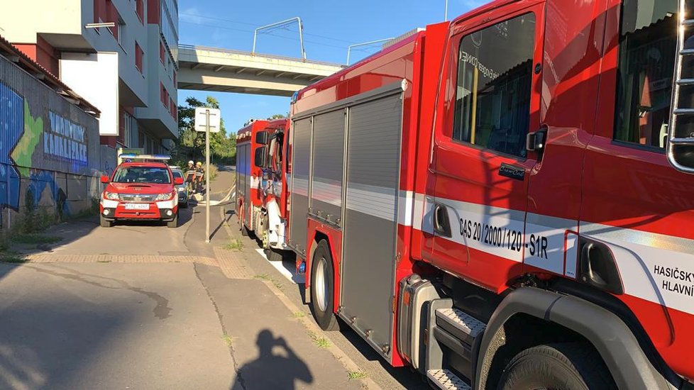 V Libni zasahují pražští hasiči u rozsáhlého požáru pneumatik.