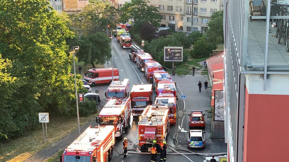 V Libni zasahují pražští hasiči u rozsáhlého požáru pneumatik.