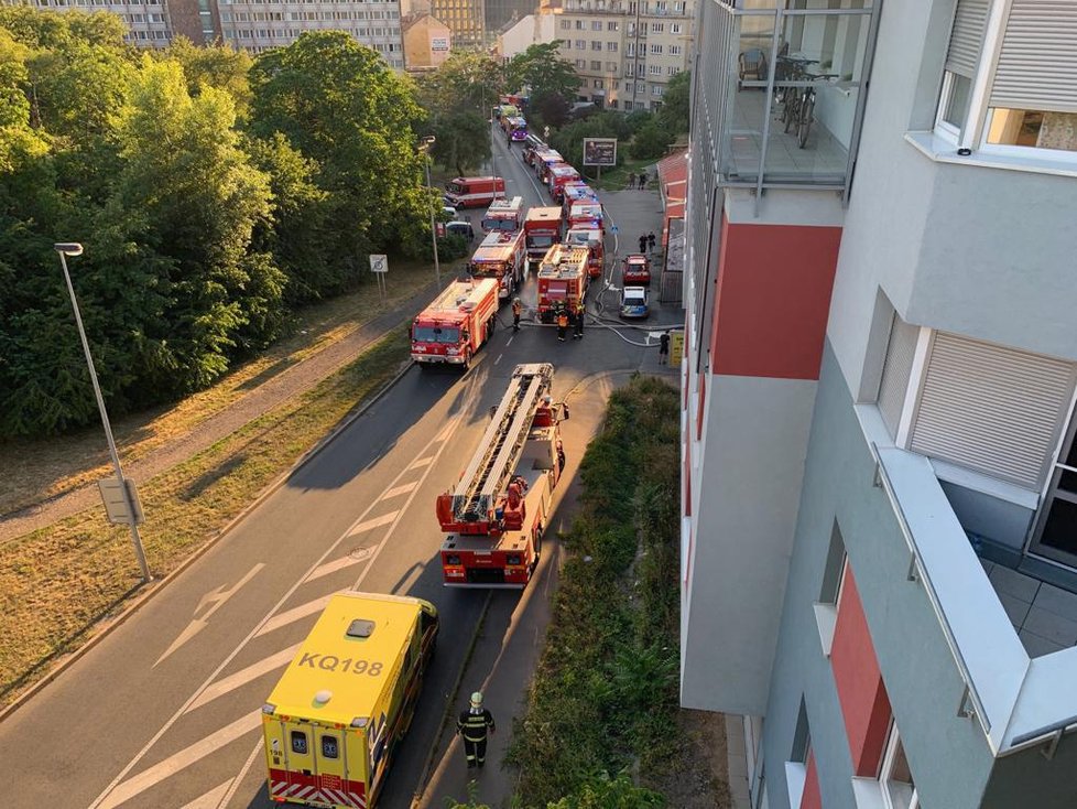 V Libni zasahují pražští hasiči u rozsáhlého požáru pneumatik.