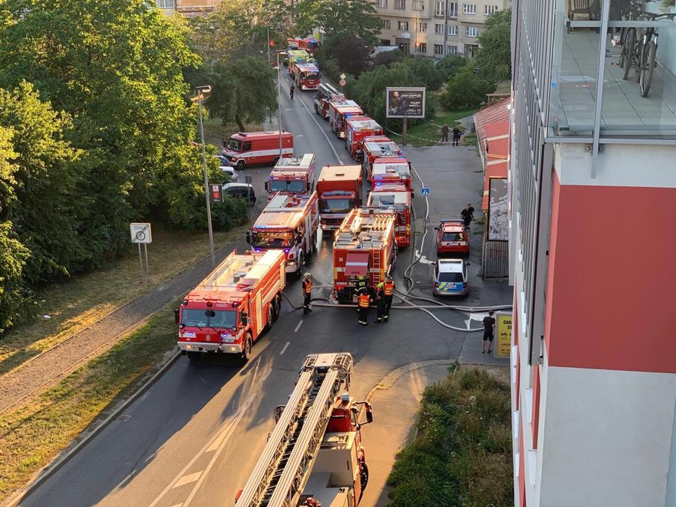 V Libni zasahují pražští hasiči u rozsáhlého požáru pneumatik.