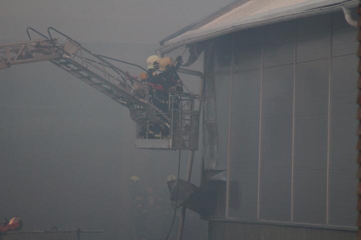 Požár haly s pyrotechnikou v Horních Počernicích, 13. 12. 2018