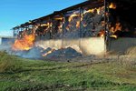 Hasiči bojují s ohněm u Vlasatic na Brněnsku, kde hoří sklad slámy.