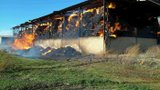Bojí se silného větru: Požár na Brněnsku polyká sklad slámy, vyhlásili třetí stupeň