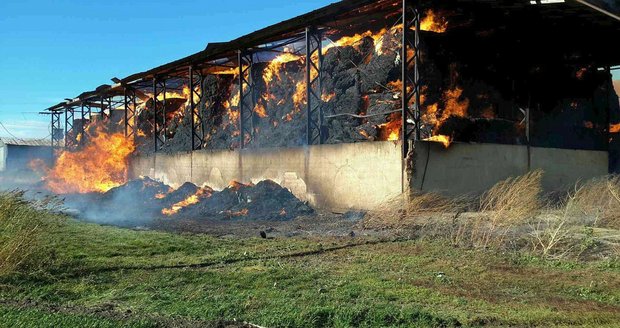 Hasiči bojují s ohněm u Vlasatic na Brněnsku, kde hoří sklad slámy.