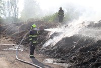 Požár skládky v Praze: Hasiči hasili hořící bioodpad ve Štěrboholích na ploše 30 x 20 metrů