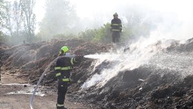 Požár skládky v Praze: Hasiči hasili hořící bioodpad ve Štěrboholích na ploše 30 x 20 metrů