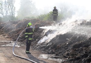 Požár skládky bioodpadu ve Štěrboholech. (26. dubna 2020)