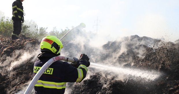 Požár skládky bioodpadu ve Štěrboholech. (26. dubna 2020)