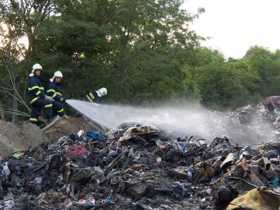 Hořel odpad na ploše 2500 metrů čtverečních.