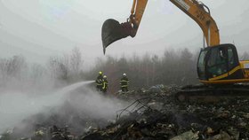 Hasiči tři dny bojují s požárem obrovské skládky odpadu v Kozlanech na Vyškovsku.