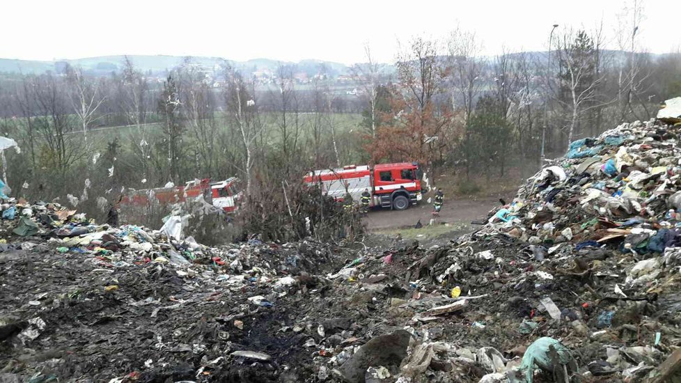 Hasiči tři dny bojují s požárem obrovské skládky odpadu v Kozlanech na Vyškovsku.