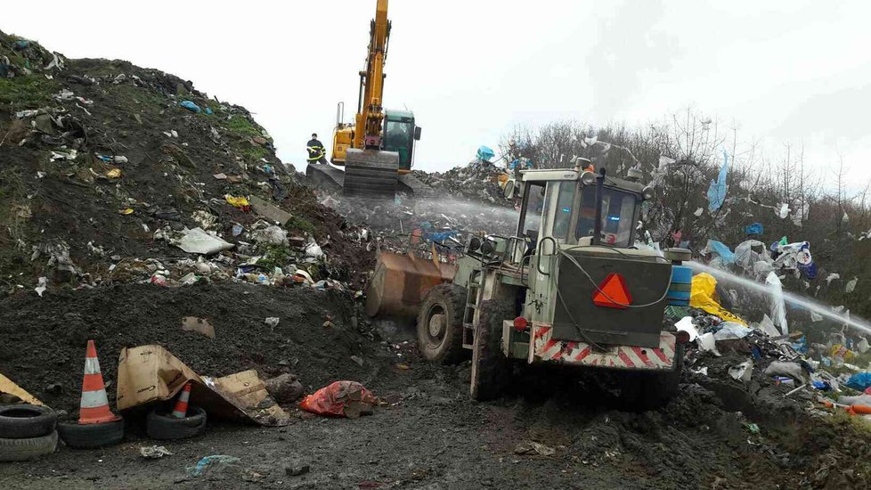 Hasiči tři dny bojují s požárem obrovské skládky odpadu v Kozlanech na Vyškovsku.