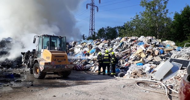 Skládku v pražských Štěrboholích zasáhl obří požár. Zkrotit ničivý živel přijeli profesionální i dobrovolní hasiči