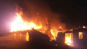 Dvanáct jednotek hasičů bojovalo v noci s hořícím skladem v Popůvkách u Brna. Škoda je podle prvního odhadu 1,5 milionu korun.