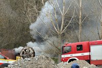 V Nučicích u Prahy bylo zaděláno na pořádný malér: Plameny zachvátily sklad s naftou!