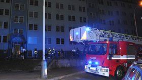 Noční požár ve sklepě obytného domu v Řepích