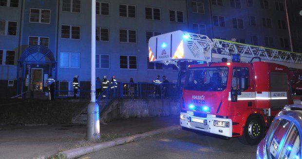 Noční pozdvižení v Řepích: Hořelo ve sklepě obytného domu