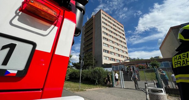 Požár v budově střední škole v pražském Braníku. (27. červen 2023)