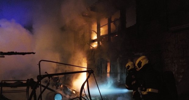 Hodinu trvalo, než hasiči plameny zkrotili. Dílnu ani dům to ale už nezachránilo.