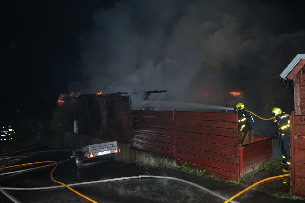 Hodinu trvalo, než hasiči plameny zkrotili. Dílnu ani dům ve Slavkově u Opavy to ale už nezachránilo.