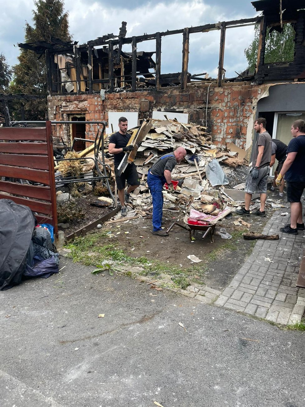 Při pracích na pozemku otci a synovi pomáhají kamarádi, spoluhráči z fotbalu i sousedé.