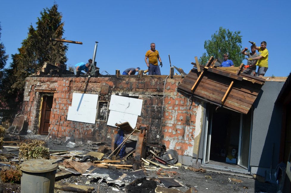 Při pracích na pozemku otci a synovi pomáhají kamarádi, spoluhráči z fotbalu i sousedé.