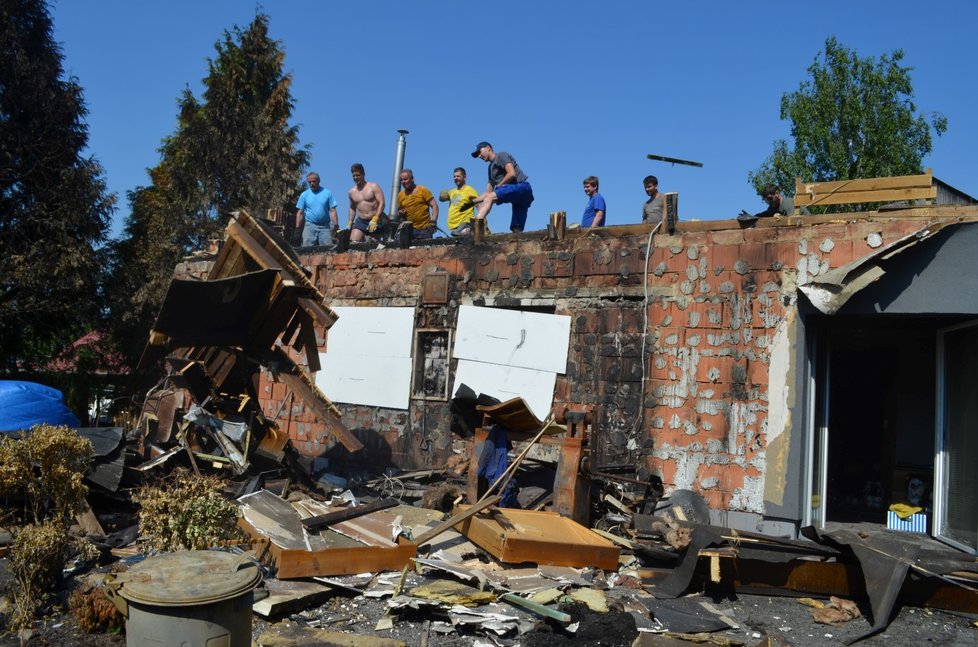 Při pracích na pozemku otci a synovi pomáhají kamarádi, spoluhráči z fotbalu i sousedé.