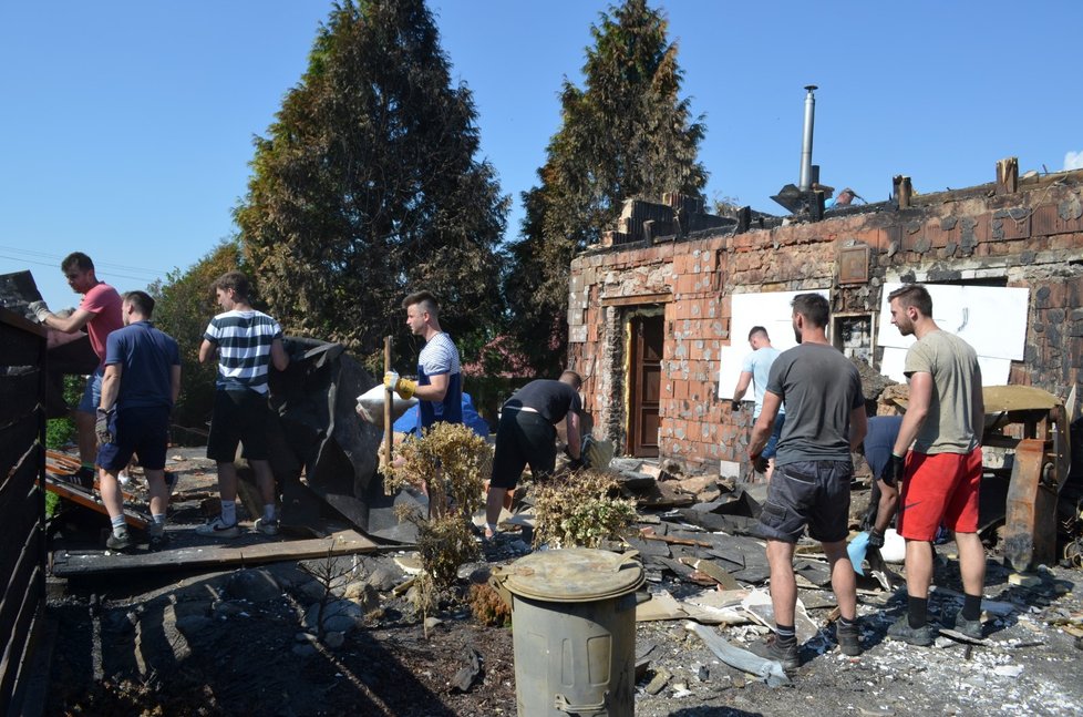 Při pracích na pozemku otci a synovi pomáhají kamarádi, spoluhráči z fotbalu i sousedé.