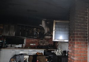 Požár domu u Slavošovic na Klatovsku způsobil škodu za zhruba půl milionu korun. Rodina včetně dvou malých dětí (2 a 4) skončila v nemocnici.