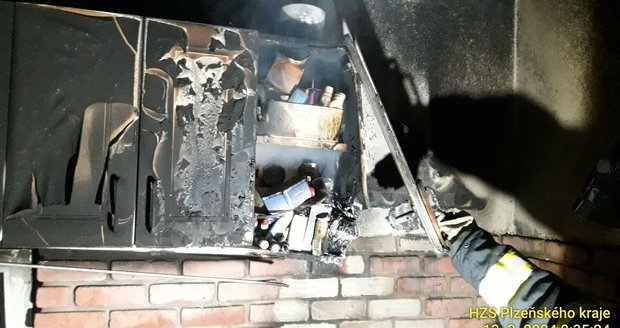 Požár domu u Slavošovic na Klatovsku způsobil škodu za zhruba půl milionu korun. Rodina včetně dvou malých dětí (2 a 4) skončila v nemocnici.