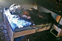 Dětská chůvička v noci vzplála vedle batolete: Emmu (2) vážně popálila