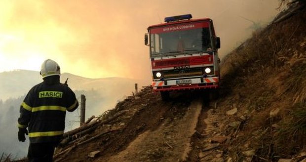 Rozsáhlý požár na Slovensku: Hoří 30 hektarů lesa, hasiči nemají plameny pod kontrolou