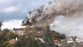 Slovenští hasiči bojovali s požárem zámku, zvědavci se jim pletli pod nohy. Škody přesahují 7 milionů korun