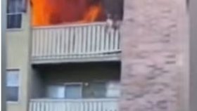 Šokující video: Hrdina chytil dítě padající z hořícího domu