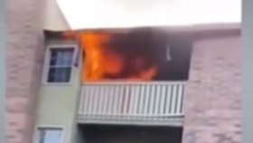 Šokující video: Hrdina chytil dítě padající z hořícího domu