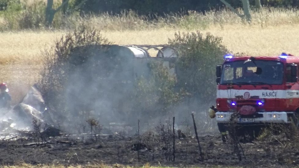 Při požáru pole u obce Kopeč na Mělnicku bylo v karavanu na poli nalezeno lidské tělo