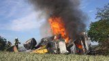 Strašlivá smrt v plamenech! Na Strakonicku uhořel šofér uvězněný v náklaďáku 
