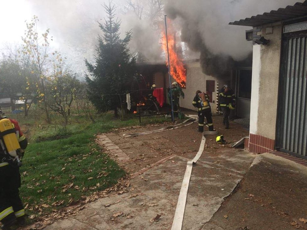 Při požáru chaty v Černošicích uhořel jeden člověk.