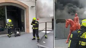 Požár v Museu Kampa: Výstavní prostory zavalil hustý dým. Co bude se vzácnými uměleckými díly?