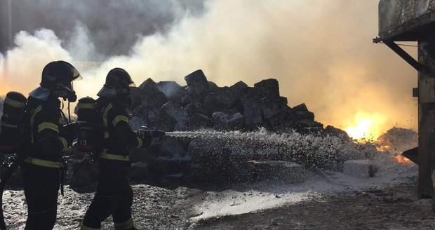 Nad Madridem se vznáší toxický mrak. Hasiči evakuovali hotel, lidé nesmí vycházet