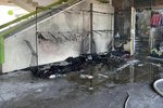 V Praze 16 - Radotíně hořel na náměstí Osvoboditelů stánek. Uhasili jej pohotoví svědkové. (14. květen 2022)