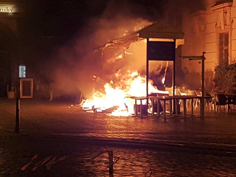 Hasiči zasahovali na Staroměstském náměstí, kde hořela předzahrádka.