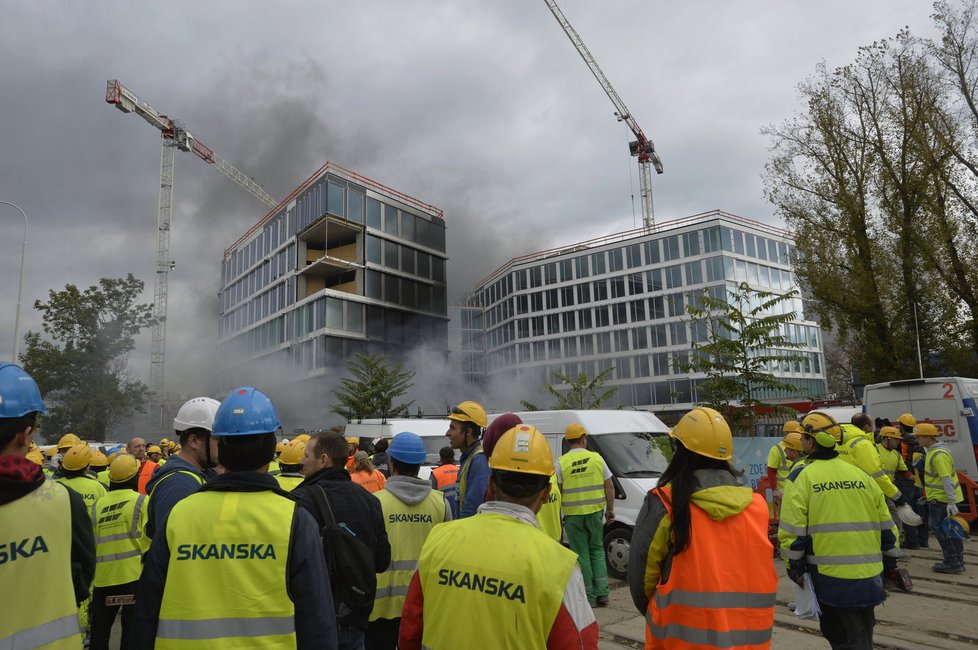 V Holešovicích hoří na stavbě administrativní budovy.