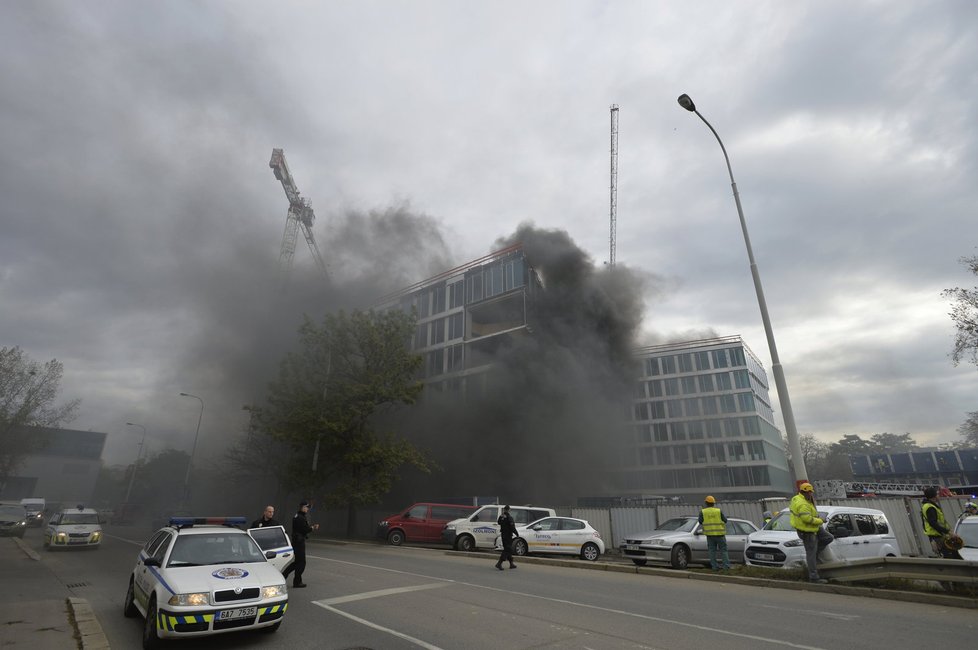 V Holešovicích hoří na stavbě administrativní budovy.