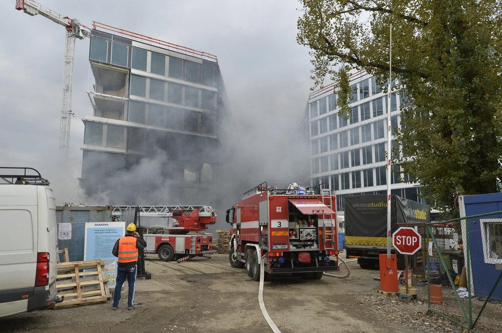 V Holešovicích hoří na stavbě administrativní budovy.