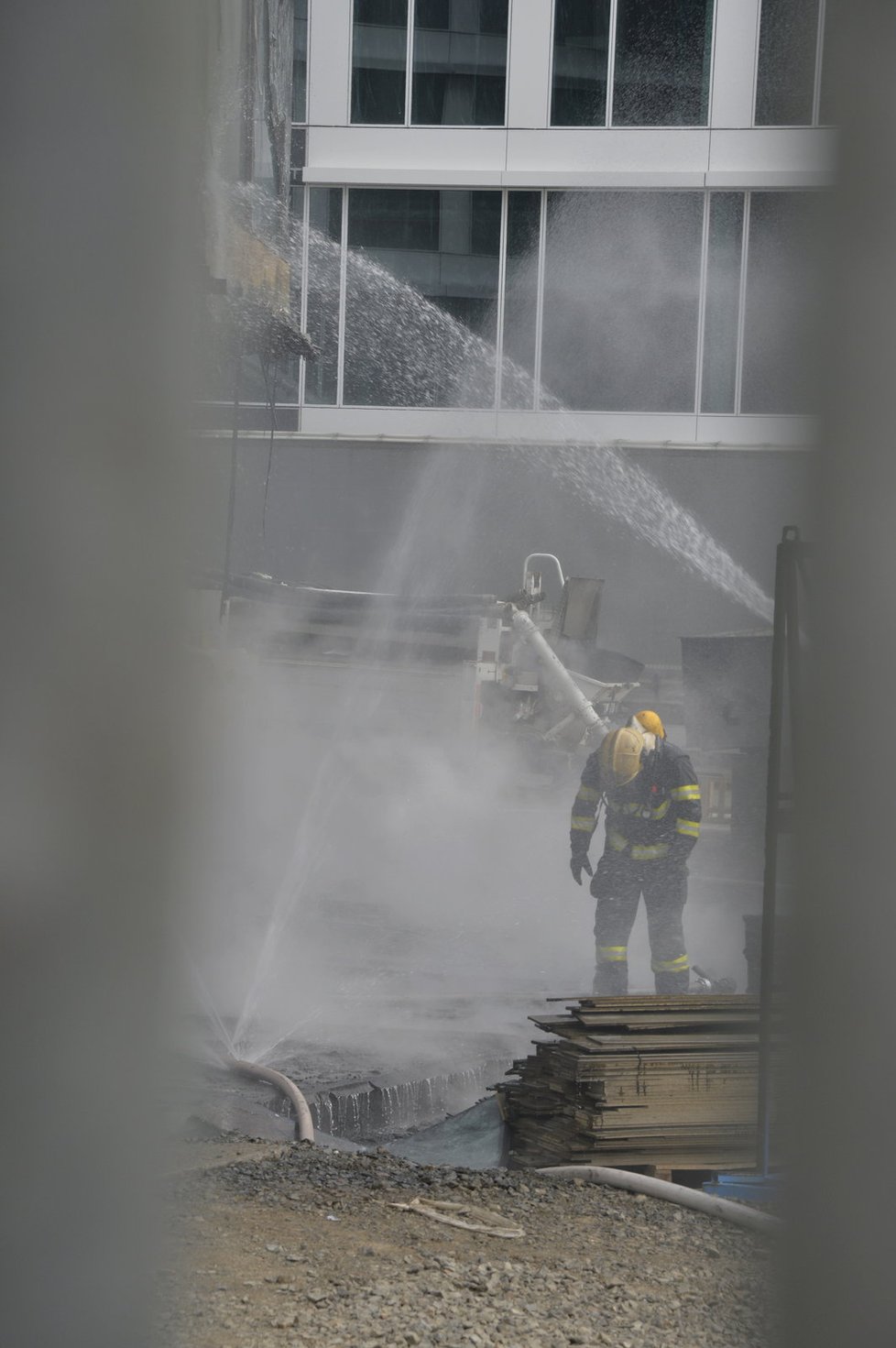 V Holešovicích hoří na stavbě administrativní budovy.