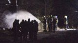 Požár stavební buňky v Ďáblicích: Žena se psem uhořeli, hasiči ochlazovali tlakové lahve  