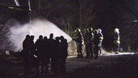 Požár stavební buňky v Ďáblicích: Žena se psem uhořeli, hasiči ochlazovali tlakové lahve  