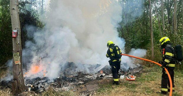 V provizorním přístřešku ve Štěrboholích hasiči nalezli ostatky lidského těla (25. červenec 2023).